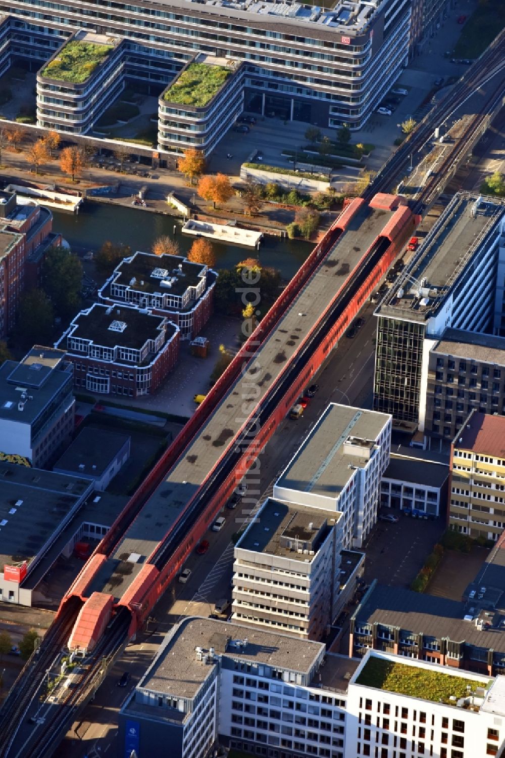 Luftaufnahme Hamburg - Bahnhofsgebäude und Gleisanlagen des S-Bahnhofes Hamburg-Hammerbrook an der Hammerbrookstraße im Ortsteil Hamburg-Mitte in Hamburg, Deutschland