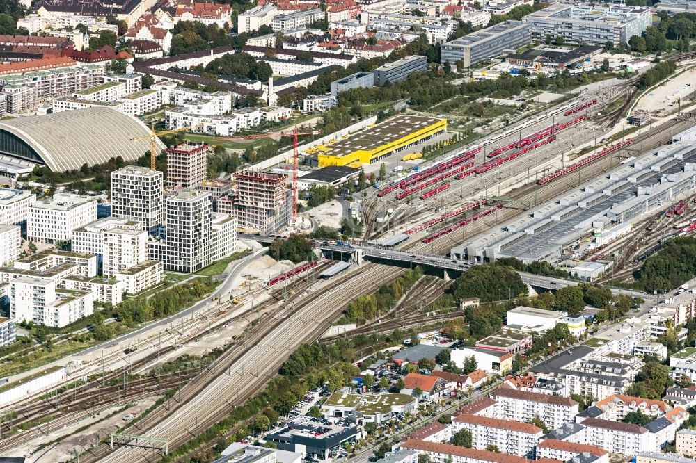 Luftaufnahme München - Bahnhofsgebäude und Gleisanlagen des S-Bahnhofes Hirschgarten München sowie die Friedenheimer Brücke in München im Bundesland Bayern, Deutschland