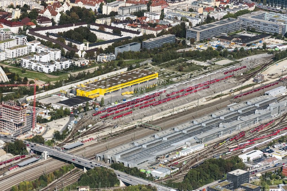 München aus der Vogelperspektive: Bahnhofsgebäude und Gleisanlagen des S-Bahnhofes Hirschgarten München sowie die Friedenheimer Brücke in München im Bundesland Bayern, Deutschland