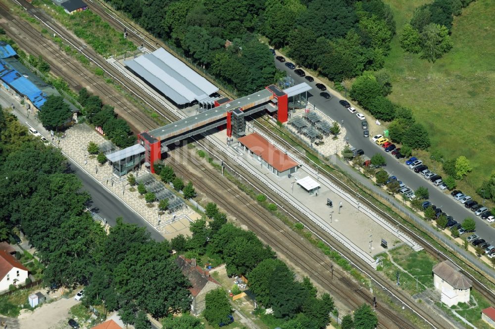 Luftbild Hoppegarten - Bahnhofsgebäude und Gleisanlagen des S-Bahnhofes in Hoppegarten im Bundesland Brandenburg