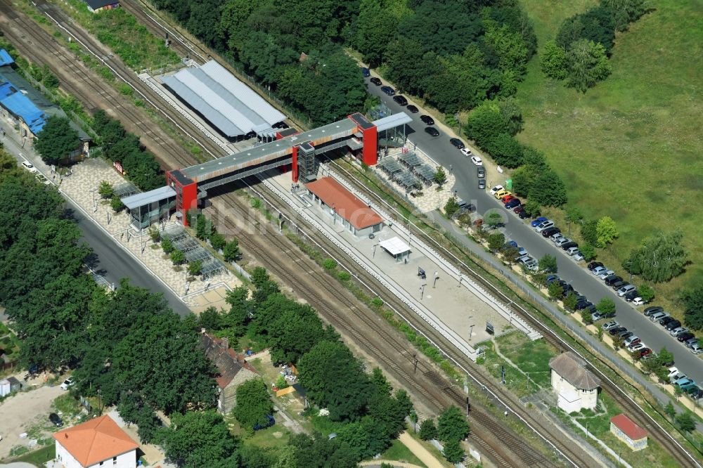 Luftaufnahme Hoppegarten - Bahnhofsgebäude und Gleisanlagen des S-Bahnhofes in Hoppegarten im Bundesland Brandenburg