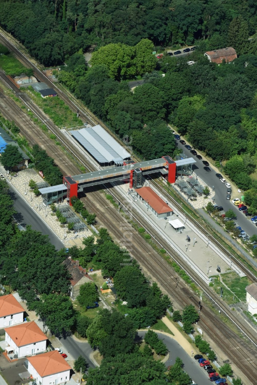 Hoppegarten von oben - Bahnhofsgebäude und Gleisanlagen des S-Bahnhofes in Hoppegarten im Bundesland Brandenburg