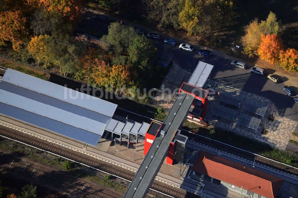 Luftbild Hoppegarten - Bahnhofsgebäude und Gleisanlagen des S-Bahnhofes Hoppegarten(Mark) in Hoppegarten im Bundesland Brandenburg