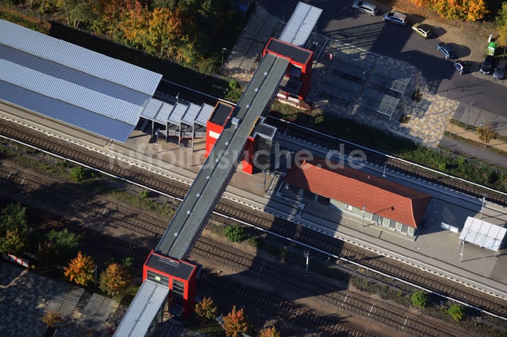 Luftaufnahme Hoppegarten - Bahnhofsgebäude und Gleisanlagen des S-Bahnhofes Hoppegarten(Mark) in Hoppegarten im Bundesland Brandenburg