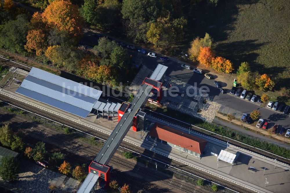 Hoppegarten von oben - Bahnhofsgebäude und Gleisanlagen des S-Bahnhofes Hoppegarten(Mark) in Hoppegarten im Bundesland Brandenburg