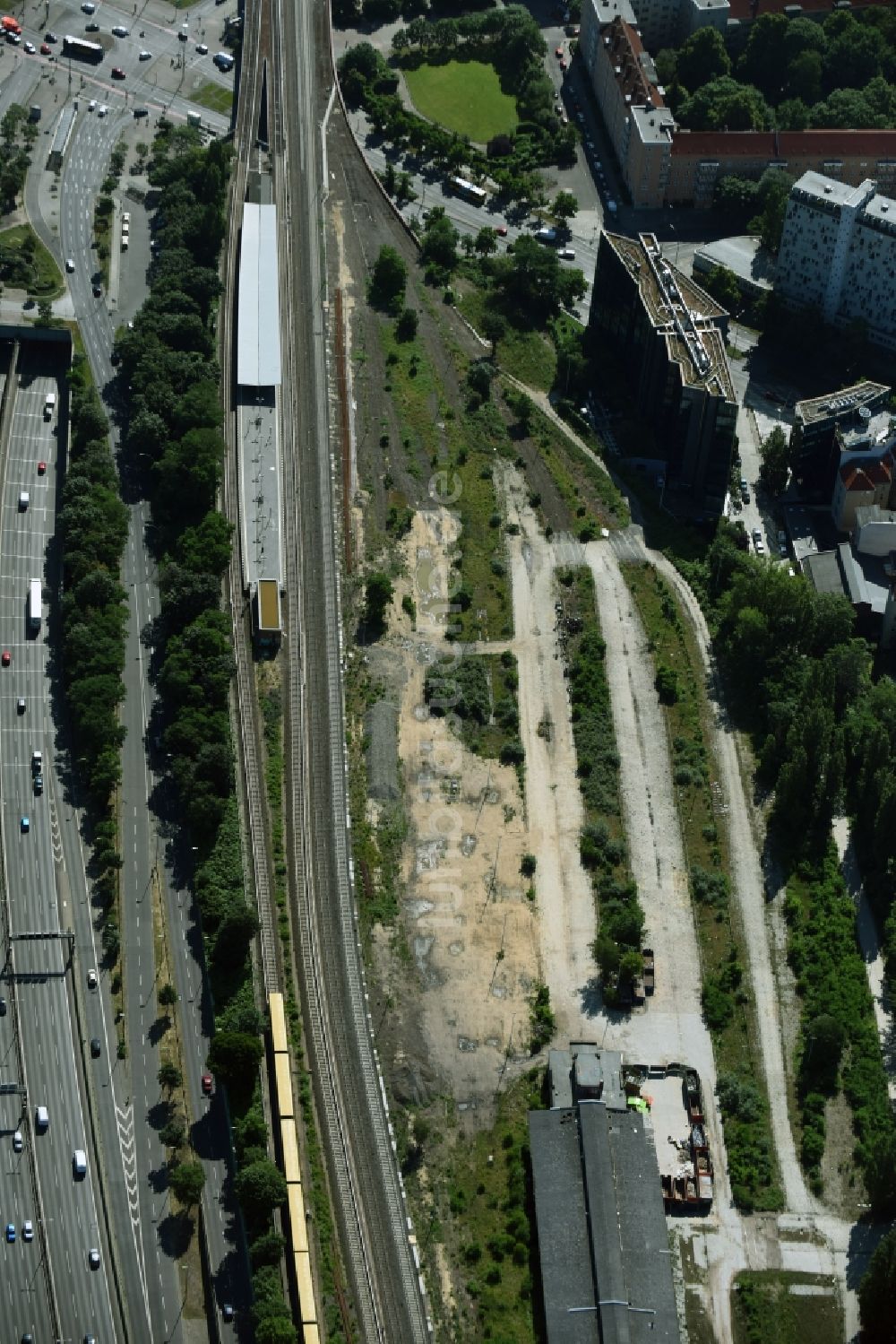 Luftbild Berlin - Bahnhofsgebäude und Gleisanlagen des S-Bahnhofes Innsbrucker Platz in Berlin