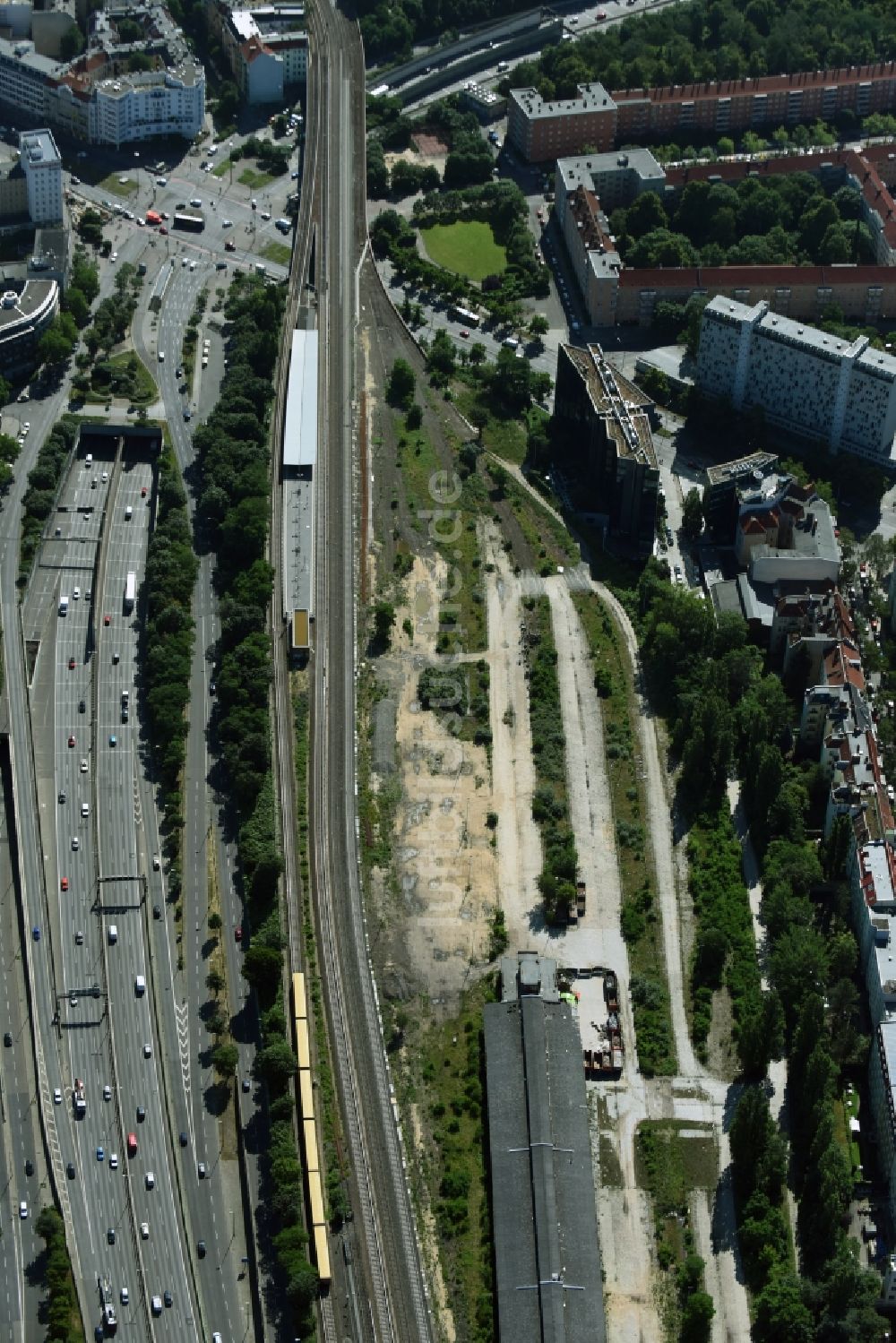 Luftaufnahme Berlin - Bahnhofsgebäude und Gleisanlagen des S-Bahnhofes Innsbrucker Platz in Berlin