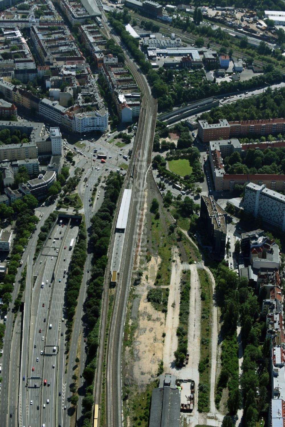 Berlin von oben - Bahnhofsgebäude und Gleisanlagen des S-Bahnhofes Innsbrucker Platz in Berlin