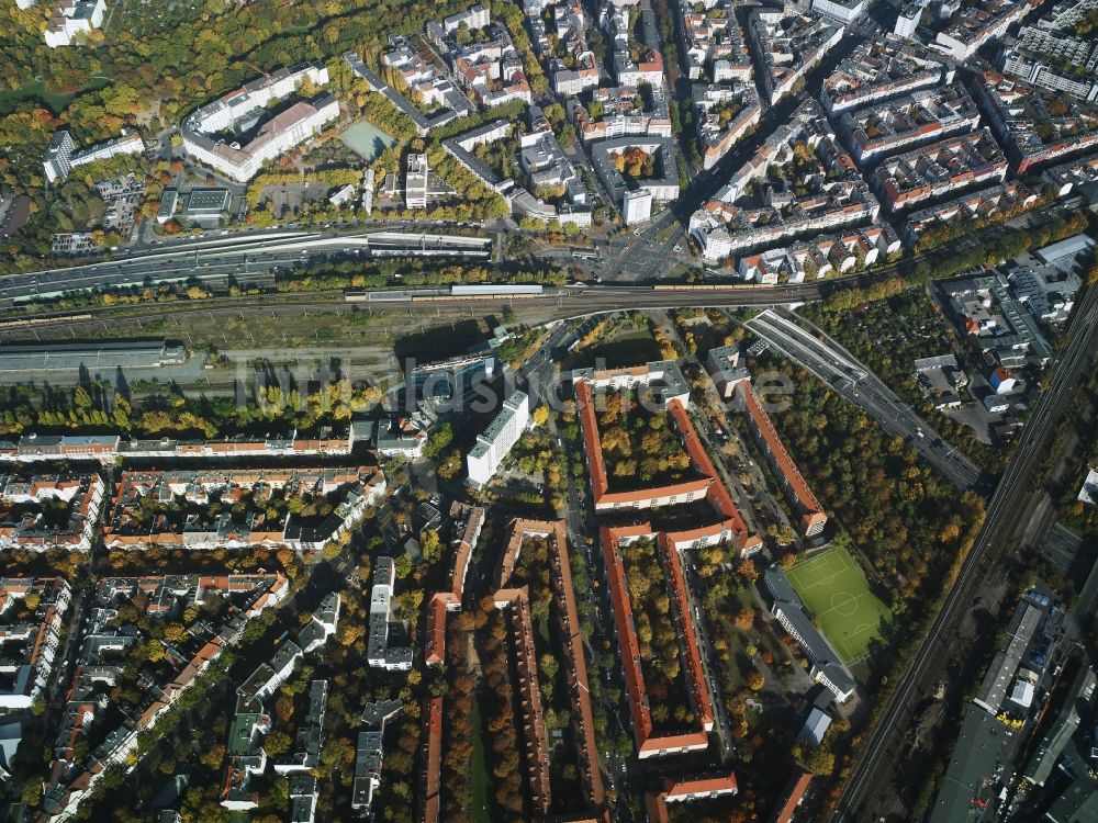 Berlin aus der Vogelperspektive: Bahnhofsgebäude und Gleisanlagen des S-Bahnhofes Innsbrucker Platz nahe der Hauptstraße in Berlin