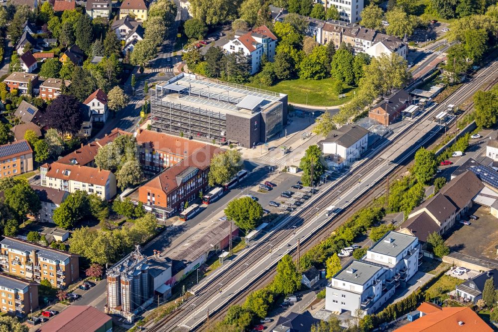 Luftbild Kamen - Bahnhofsgebäude und Gleisanlagen des S-Bahnhofes Kamen in Kamen im Bundesland Nordrhein-Westfalen, Deutschland