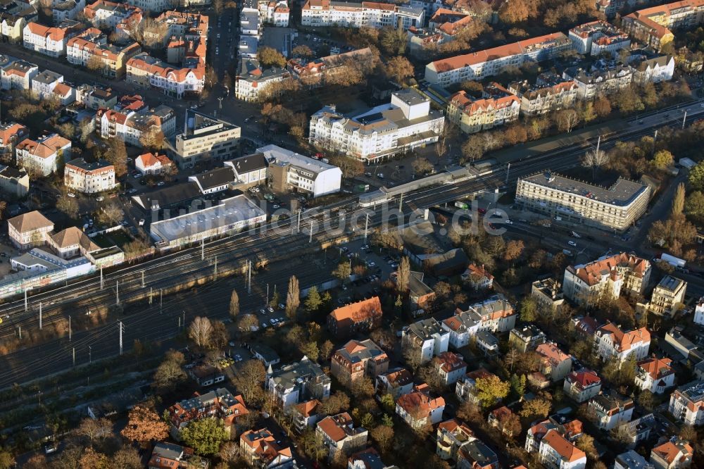 Berlin aus der Vogelperspektive: Bahnhofsgebäude und Gleisanlagen des S-Bahnhofes Karlshorst in Berlin