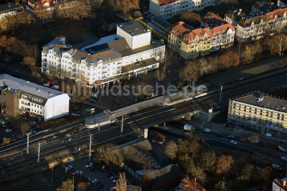 Luftbild Berlin - Bahnhofsgebäude und Gleisanlagen des S-Bahnhofes Karlshorst in Berlin