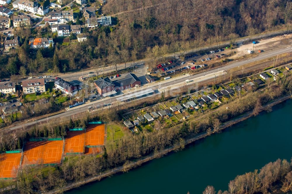 Essen von oben - Bahnhofsgebäude und Gleisanlagen des S-Bahnhofes Kettwig in Essen im Bundesland Nordrhein-Westfalen