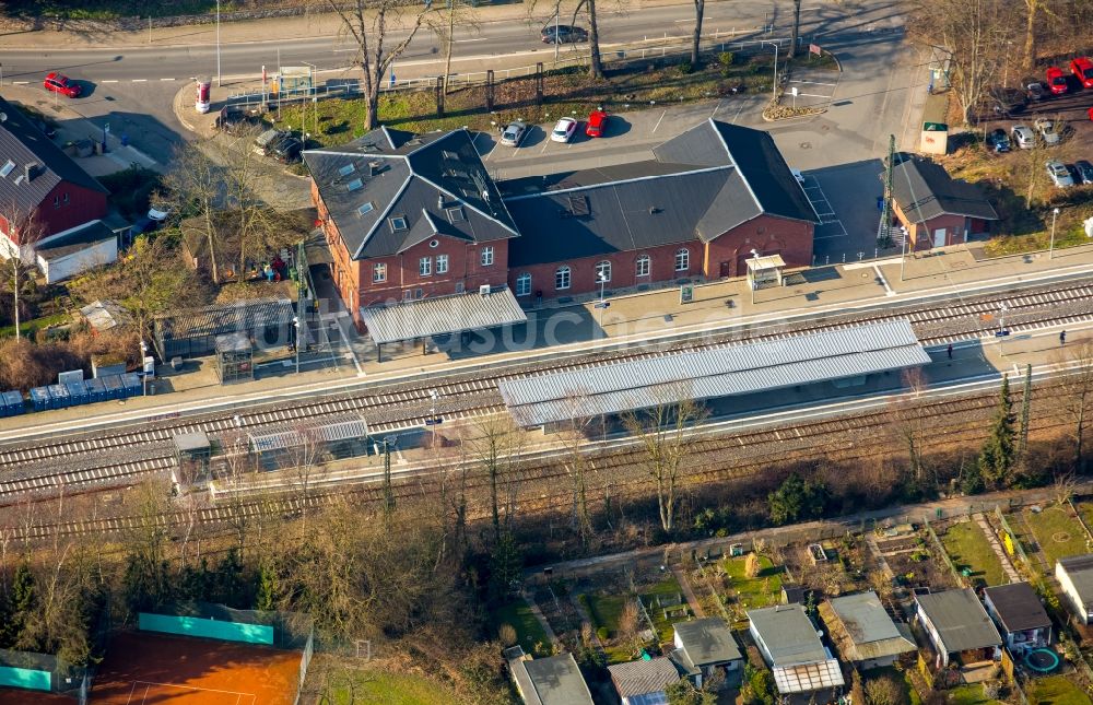 Essen aus der Vogelperspektive: Bahnhofsgebäude und Gleisanlagen des S-Bahnhofes Kettwig in Essen im Bundesland Nordrhein-Westfalen