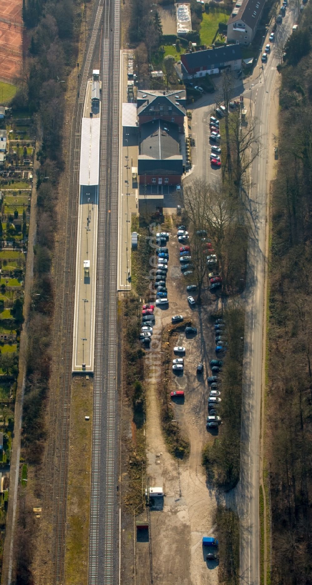 Essen aus der Vogelperspektive: Bahnhofsgebäude und Gleisanlagen des S-Bahnhofes Kettwig in Essen im Bundesland Nordrhein-Westfalen