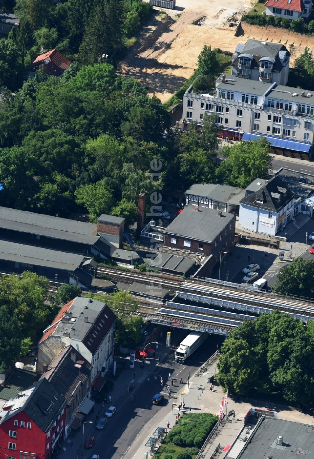 Berlin aus der Vogelperspektive: Bahnhofsgebäude und Gleisanlagen des S-Bahnhofes Mahlsdorf an der Hönower Straße in Berlin