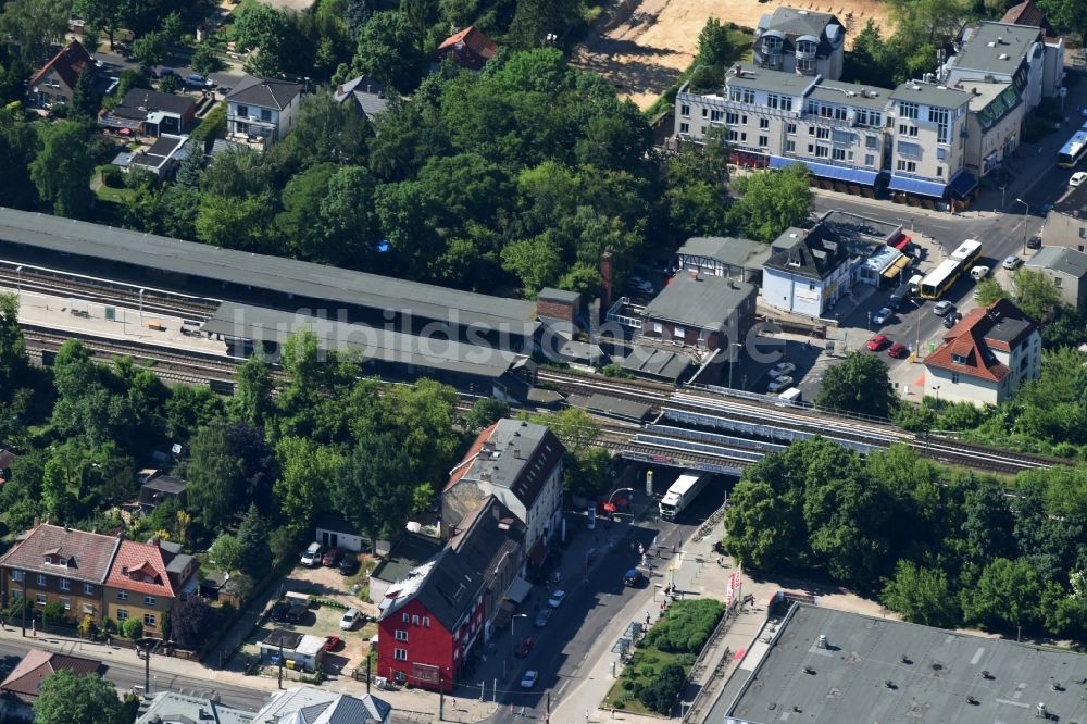 Luftbild Berlin - Bahnhofsgebäude und Gleisanlagen des S-Bahnhofes Mahlsdorf an der Hönower Straße in Berlin