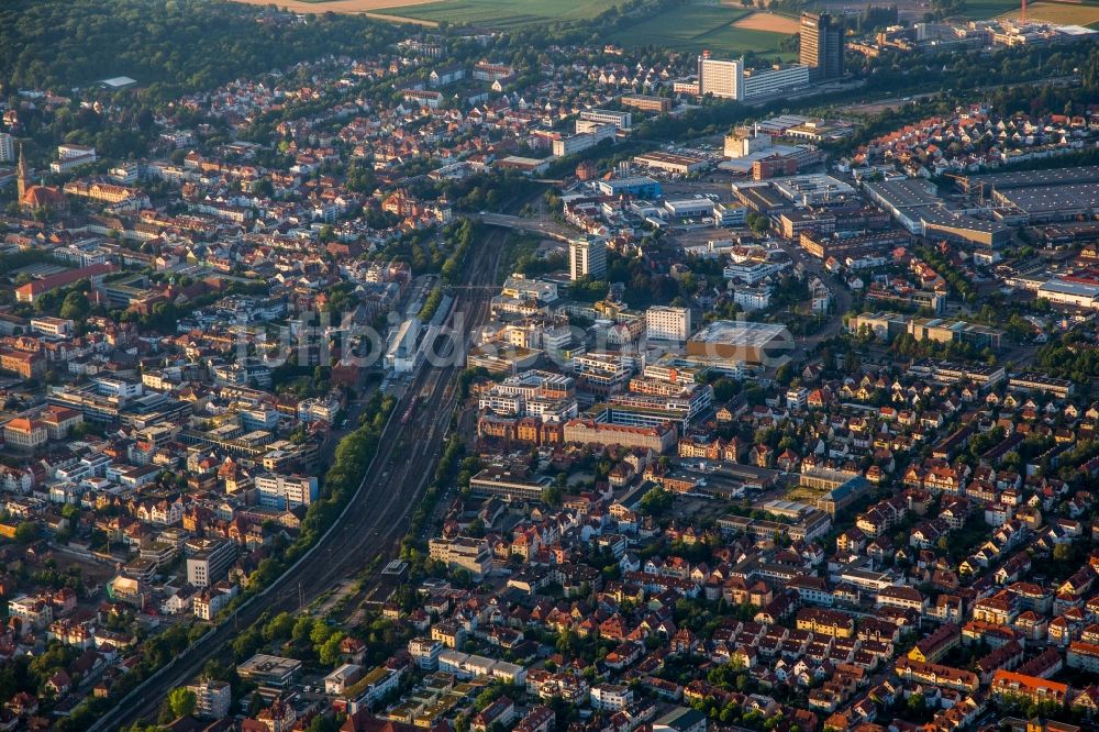 Luftaufnahme Ludwigsburg - Bahnhofsgebäude und Gleisanlagen des S-Bahnhofes an der MHP-Arena in Ludwigsburg im Bundesland Baden-Württemberg, Deutschland