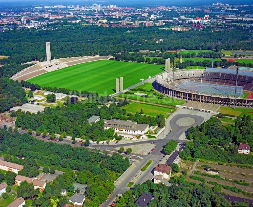 Berlin von oben - Bahnhofsgebäude und Gleisanlagen des S-Bahnhofes Olympiastadion im Ortsteil Charlottenburg in Berlin, Deutschland