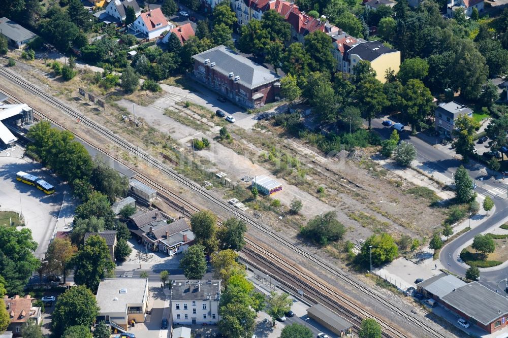 Berlin aus der Vogelperspektive: Bahnhofsgebäude und Gleisanlagen des S-Bahnhofes im Ortsteil Kaulsdorf in Berlin, Deutschland