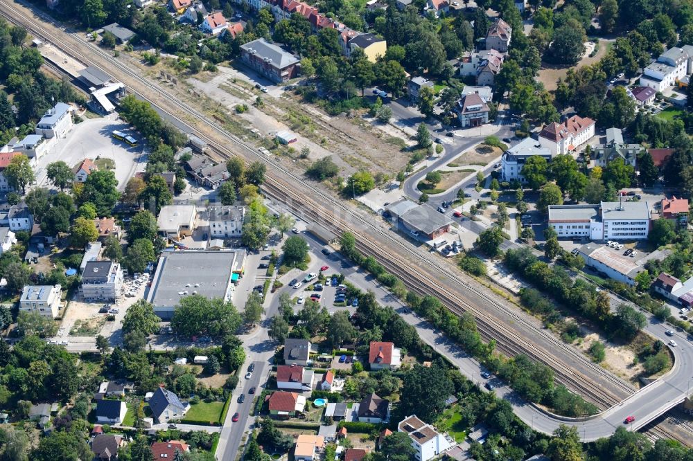 Luftbild Berlin - Bahnhofsgebäude und Gleisanlagen des S-Bahnhofes im Ortsteil Kaulsdorf in Berlin, Deutschland