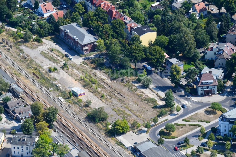 Luftaufnahme Berlin - Bahnhofsgebäude und Gleisanlagen des S-Bahnhofes im Ortsteil Kaulsdorf in Berlin, Deutschland