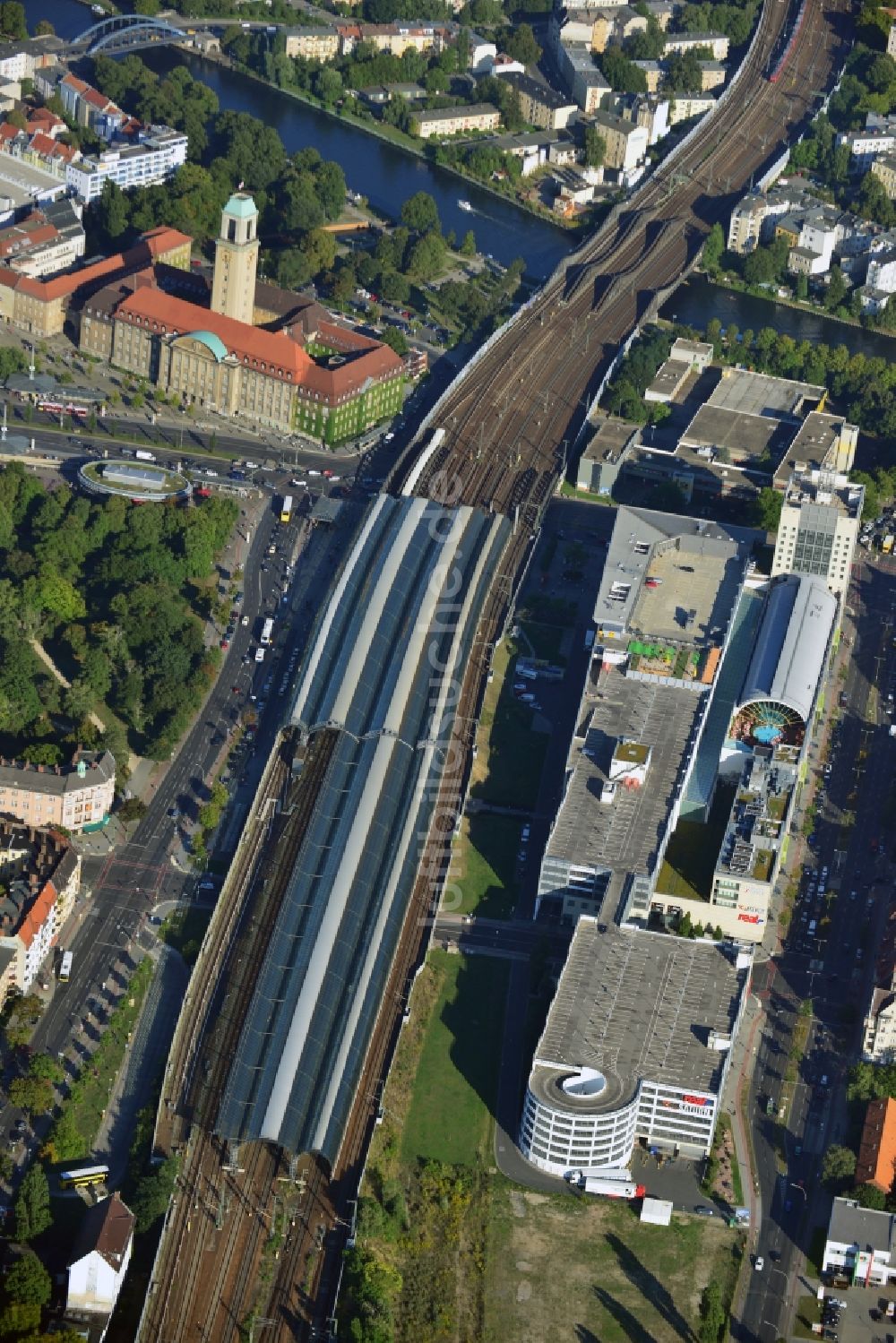 Luftaufnahme Berlin - Bahnhofsgebäude und Gleisanlagen des S-Bahnhofes im Ortsteil Spandau in Berlin, Deutschland