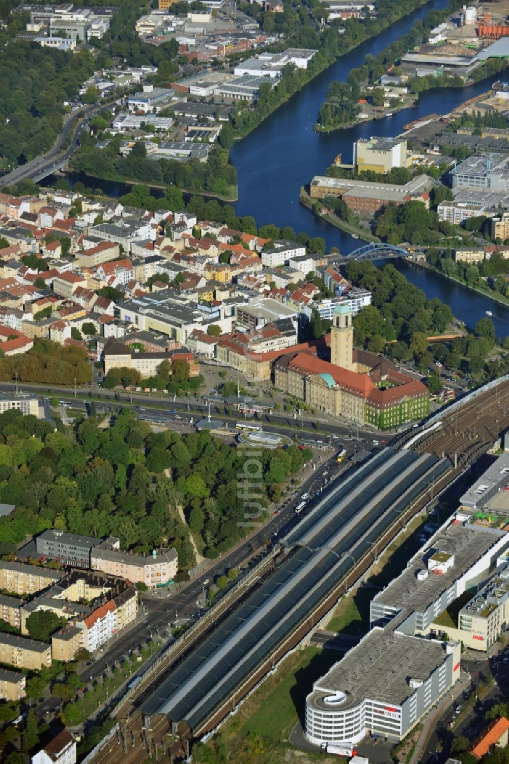 Berlin von oben - Bahnhofsgebäude und Gleisanlagen des S-Bahnhofes im Ortsteil Spandau in Berlin, Deutschland