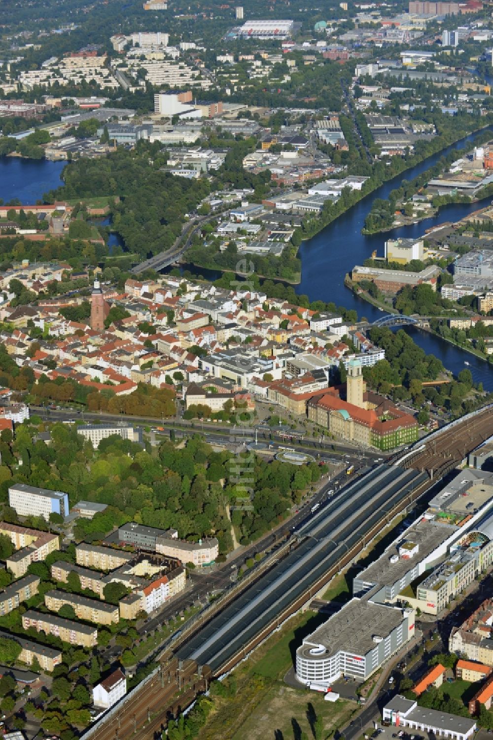 Berlin aus der Vogelperspektive: Bahnhofsgebäude und Gleisanlagen des S-Bahnhofes im Ortsteil Spandau in Berlin, Deutschland