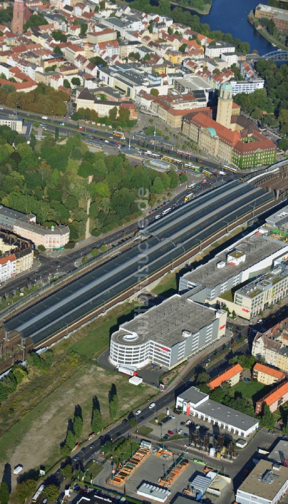 Luftbild Berlin - Bahnhofsgebäude und Gleisanlagen des S-Bahnhofes im Ortsteil Spandau in Berlin, Deutschland