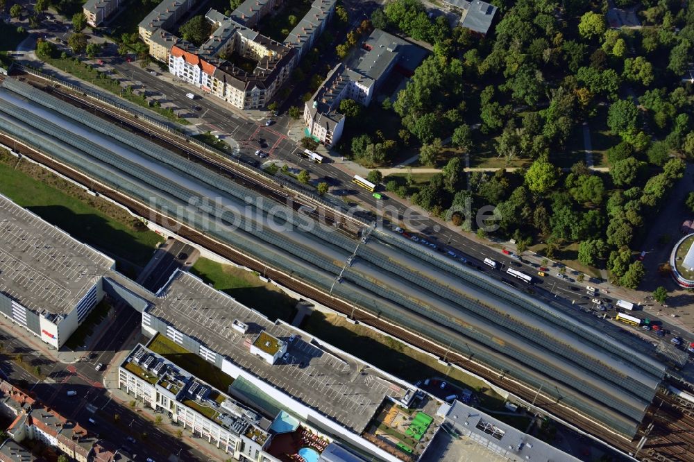 Luftaufnahme Berlin - Bahnhofsgebäude und Gleisanlagen des S-Bahnhofes im Ortsteil Spandau in Berlin, Deutschland