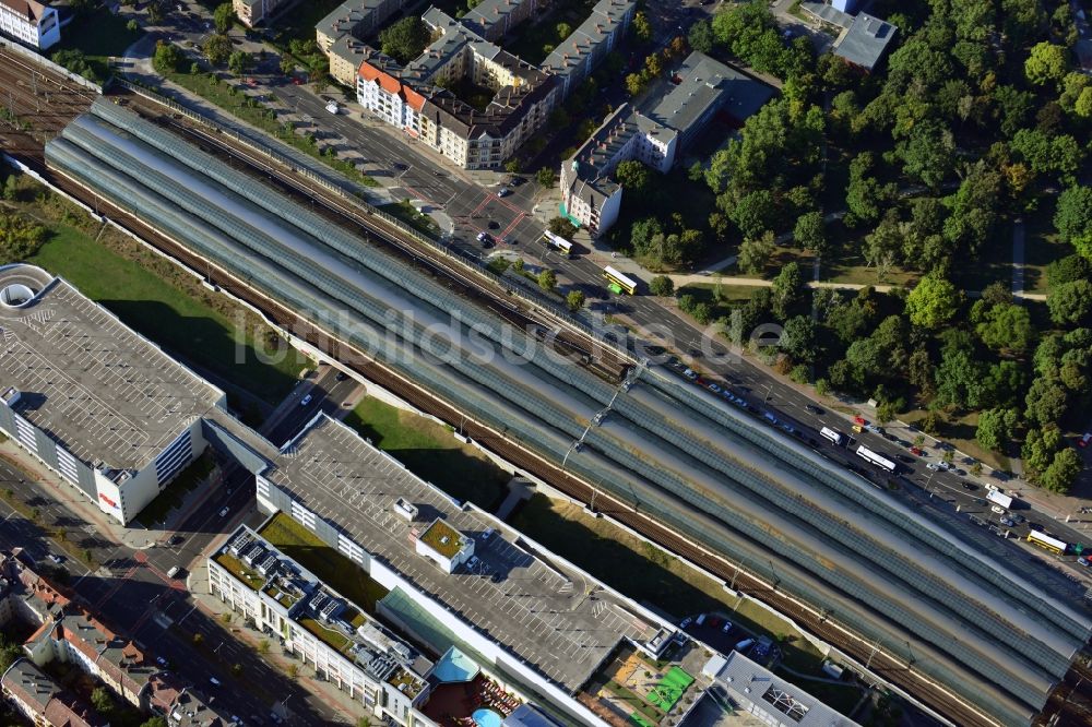 Berlin von oben - Bahnhofsgebäude und Gleisanlagen des S-Bahnhofes im Ortsteil Spandau in Berlin, Deutschland