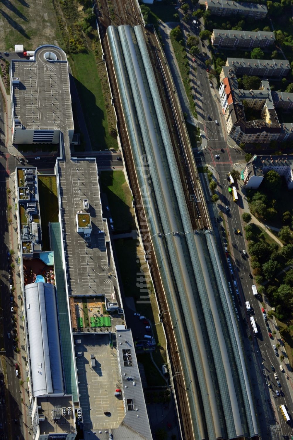 Berlin aus der Vogelperspektive: Bahnhofsgebäude und Gleisanlagen des S-Bahnhofes im Ortsteil Spandau in Berlin, Deutschland