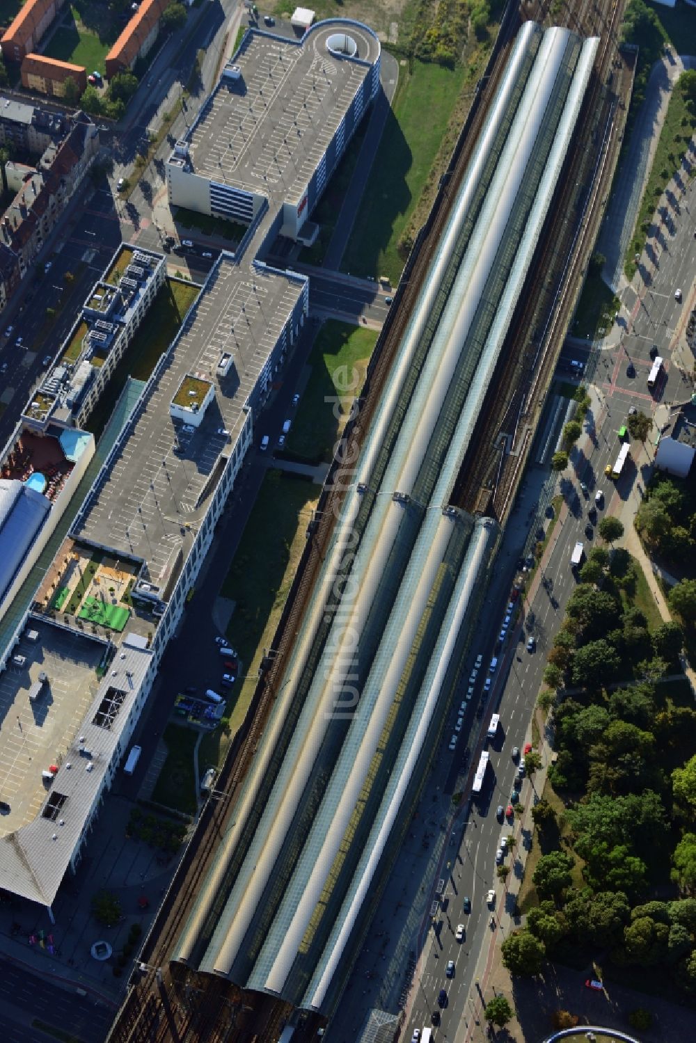 Luftaufnahme Berlin - Bahnhofsgebäude und Gleisanlagen des S-Bahnhofes im Ortsteil Spandau in Berlin, Deutschland