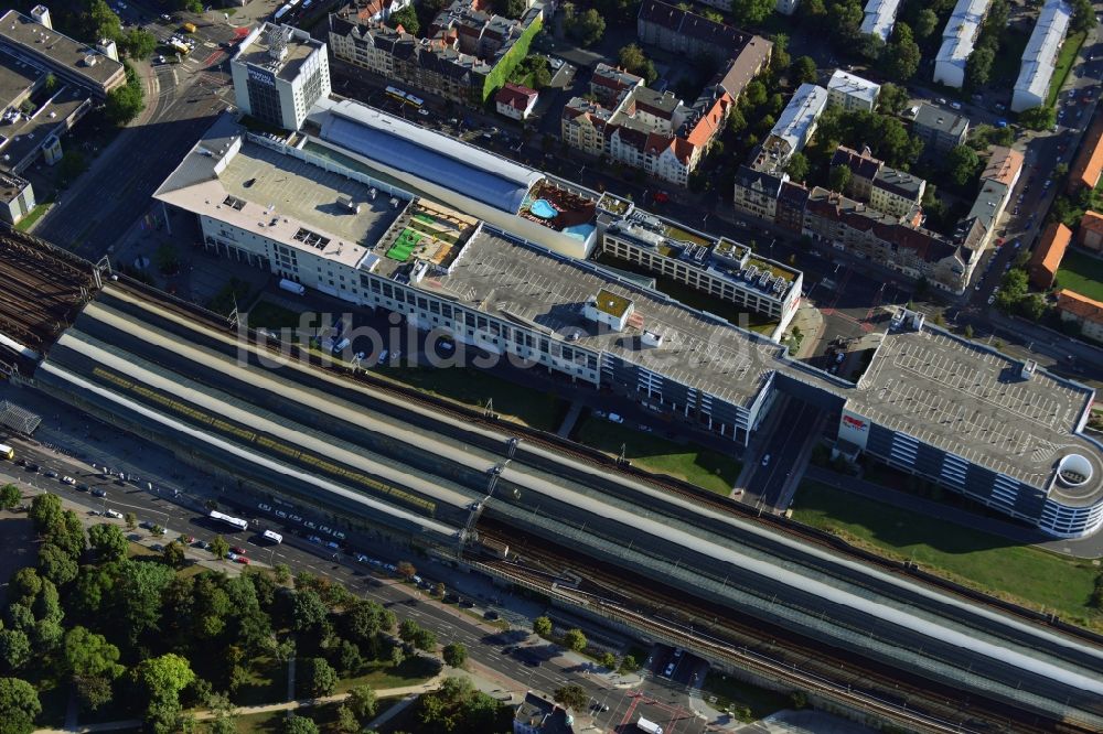 Berlin von oben - Bahnhofsgebäude und Gleisanlagen des S-Bahnhofes im Ortsteil Spandau in Berlin, Deutschland