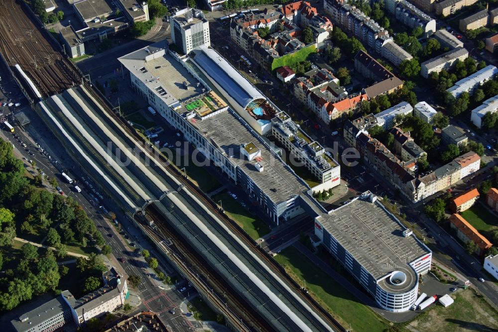 Berlin aus der Vogelperspektive: Bahnhofsgebäude und Gleisanlagen des S-Bahnhofes im Ortsteil Spandau in Berlin, Deutschland