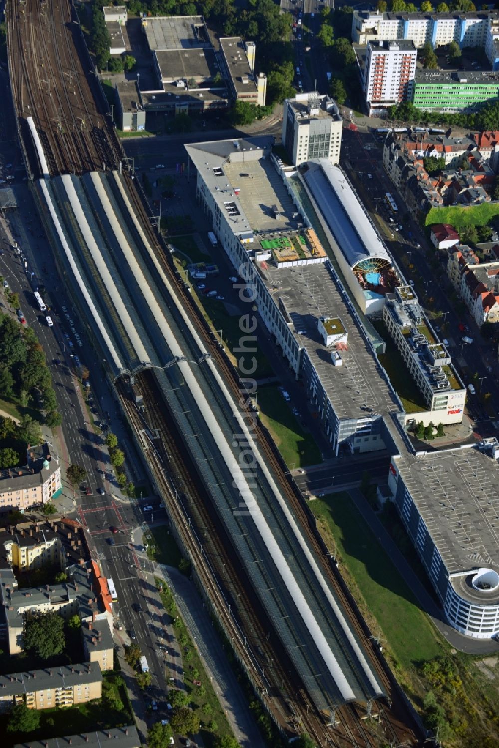 Luftbild Berlin - Bahnhofsgebäude und Gleisanlagen des S-Bahnhofes im Ortsteil Spandau in Berlin, Deutschland