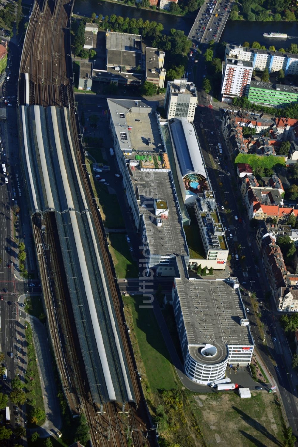 Luftaufnahme Berlin - Bahnhofsgebäude und Gleisanlagen des S-Bahnhofes im Ortsteil Spandau in Berlin, Deutschland