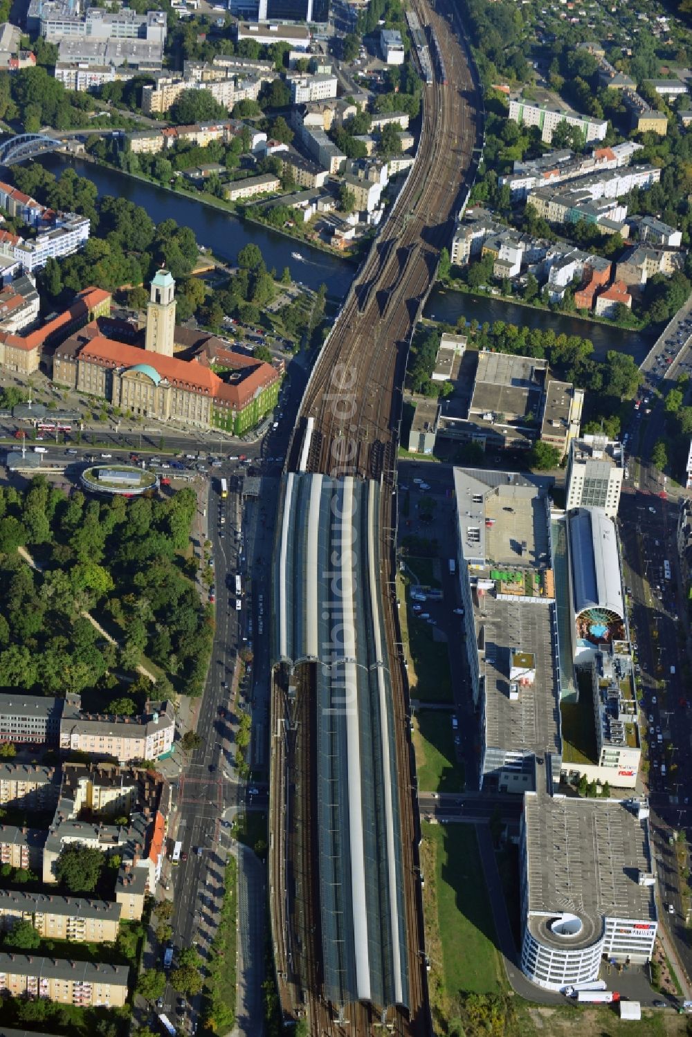 Berlin von oben - Bahnhofsgebäude und Gleisanlagen des S-Bahnhofes im Ortsteil Spandau in Berlin, Deutschland