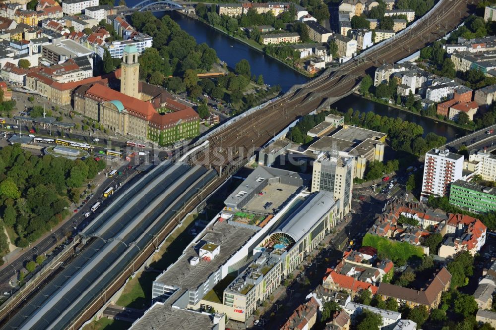 Berlin aus der Vogelperspektive: Bahnhofsgebäude und Gleisanlagen des S-Bahnhofes im Ortsteil Spandau in Berlin, Deutschland