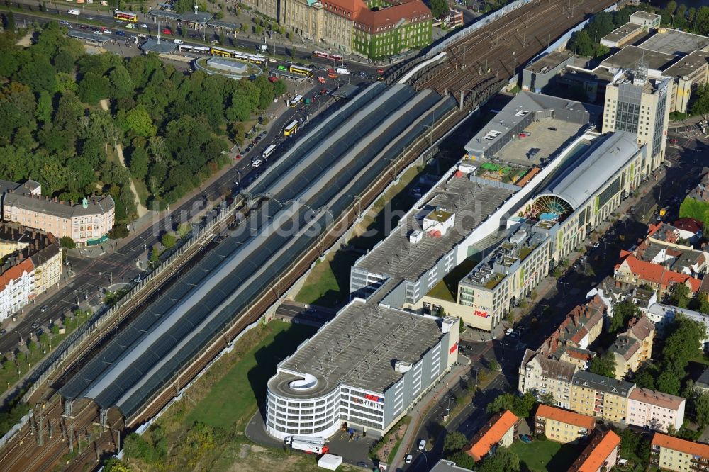 Luftbild Berlin - Bahnhofsgebäude und Gleisanlagen des S-Bahnhofes im Ortsteil Spandau in Berlin, Deutschland