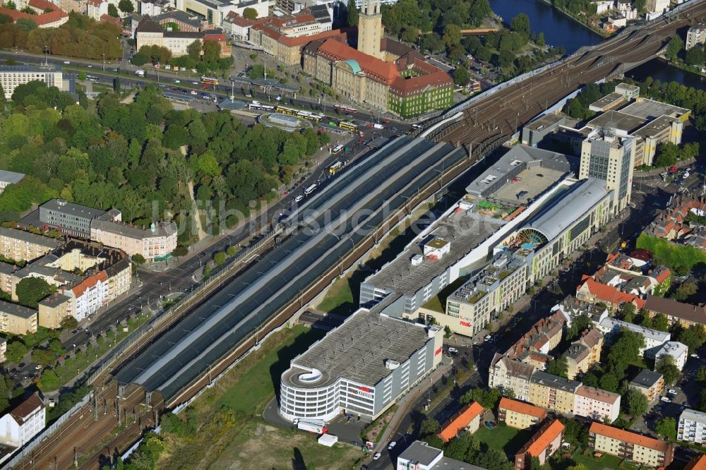 Luftaufnahme Berlin - Bahnhofsgebäude und Gleisanlagen des S-Bahnhofes im Ortsteil Spandau in Berlin, Deutschland