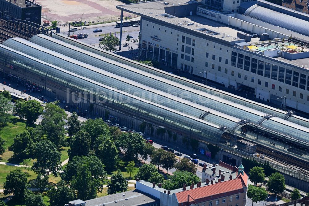 Berlin von oben - Bahnhofsgebäude und Gleisanlagen des S-Bahnhofes im Ortsteil Spandau in Berlin, Deutschland