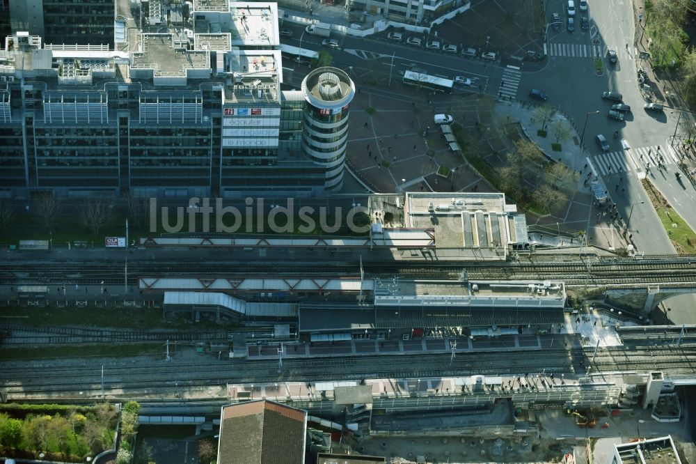 Luftbild Paris - Issy - Val de Seine - Bahnhofsgebäude und Gleisanlagen des Bahnhofes in Paris - Issy - Val de Seine in Ile-de-France, Frankreich