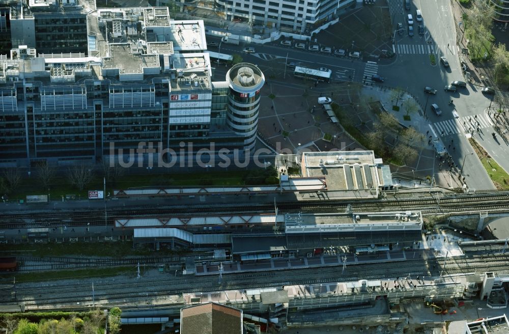 Paris - Issy - Val de Seine aus der Vogelperspektive: Bahnhofsgebäude und Gleisanlagen des Bahnhofes in Paris - Issy - Val de Seine in Ile-de-France, Frankreich