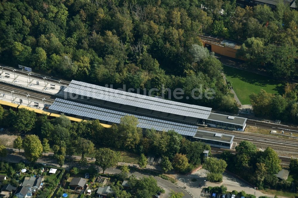 Luftbild Berlin - Bahnhofsgebäude und Gleisanlagen des S-Bahnhofes Priesterweg im Stadtteil Schöneberg in Berlin