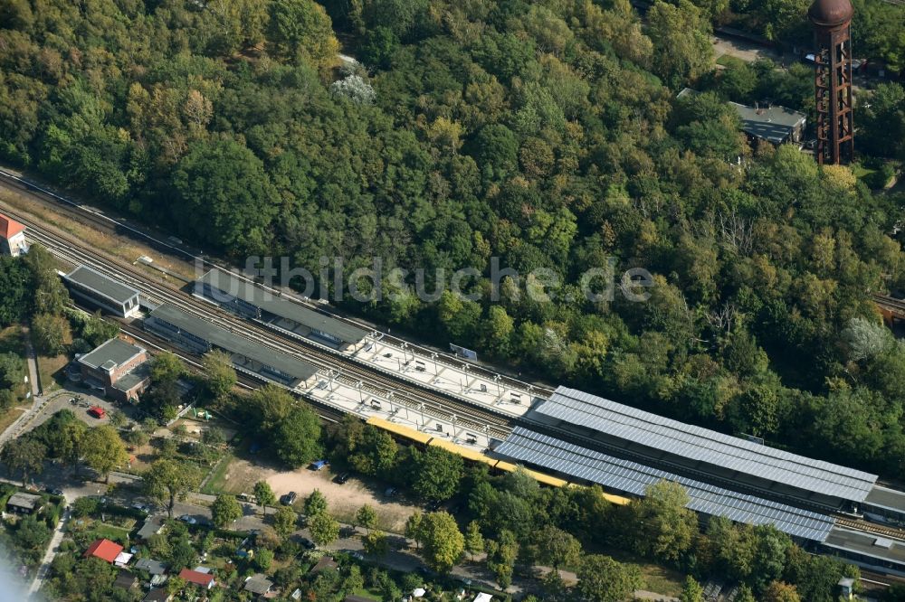 Berlin von oben - Bahnhofsgebäude und Gleisanlagen des S-Bahnhofes Priesterweg im Stadtteil Schöneberg in Berlin