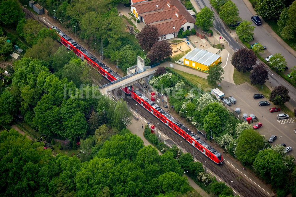 Luftaufnahme Gevelsberg - Bahnhofsgebäude und Gleisanlagen des S-Bahnhofes mit Regionalbahn der Deutschen Bahn in Gevelsberg im Bundesland Nordrhein-Westfalen