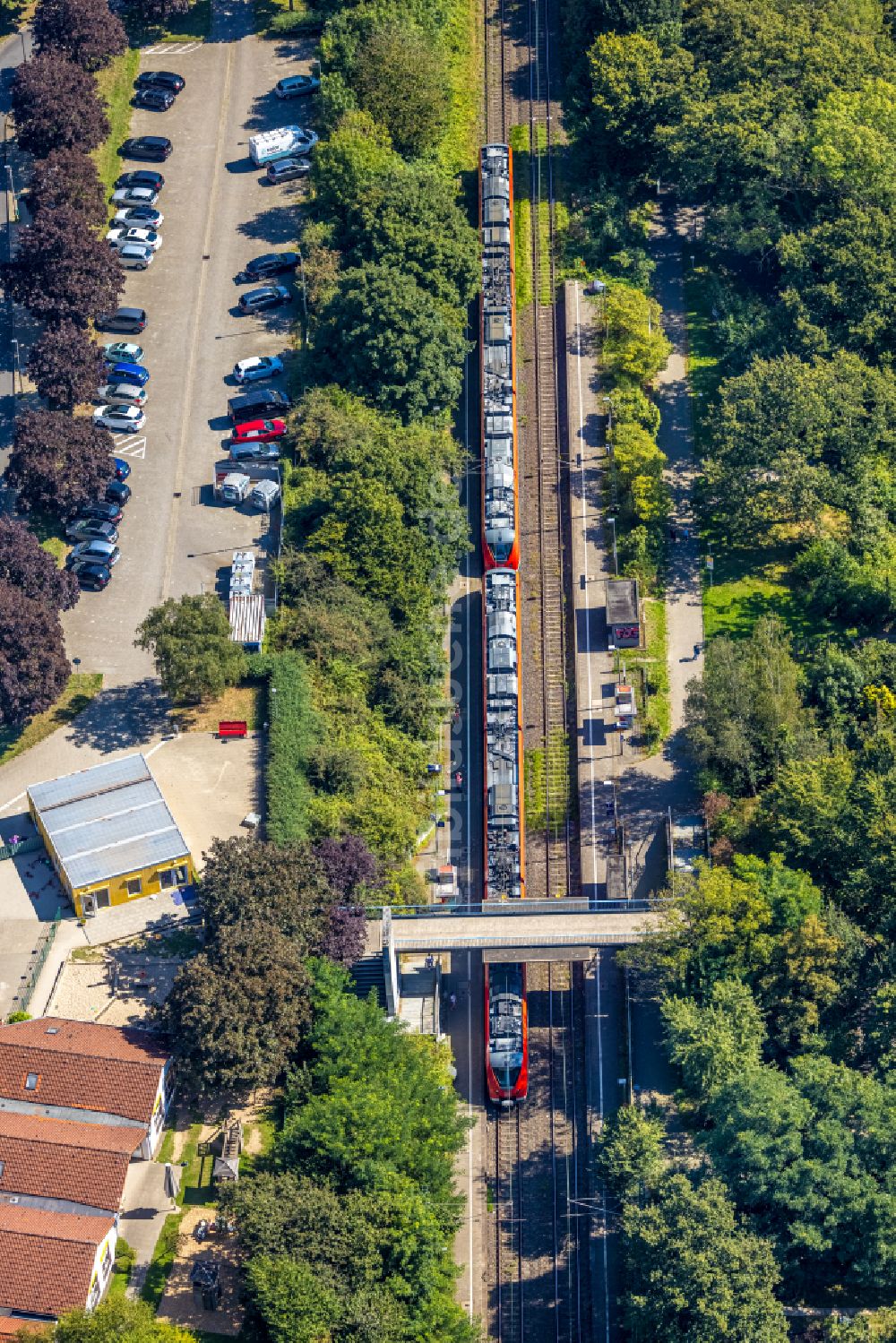 Gevelsberg aus der Vogelperspektive: Bahnhofsgebäude und Gleisanlagen des S-Bahnhofes mit Regionalbahn der Deutschen Bahn in Gevelsberg im Bundesland Nordrhein-Westfalen