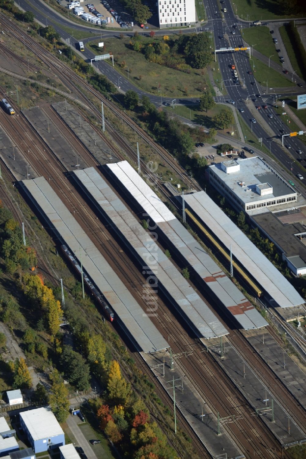 Luftbild Schönefeld - Bahnhofsgebäude und Gleisanlagen des S-Bahnhofes in Schönefeld im Bundesland Brandenburg